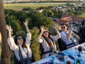 Poznaj historię luksusowej kolacji 50 metrów nad ziemią. Dinner in the Sky – światowy fenomen, który redefiniuje pojęcie luksusu i emocji.
